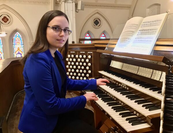 Stefani Bedin at an organ.
