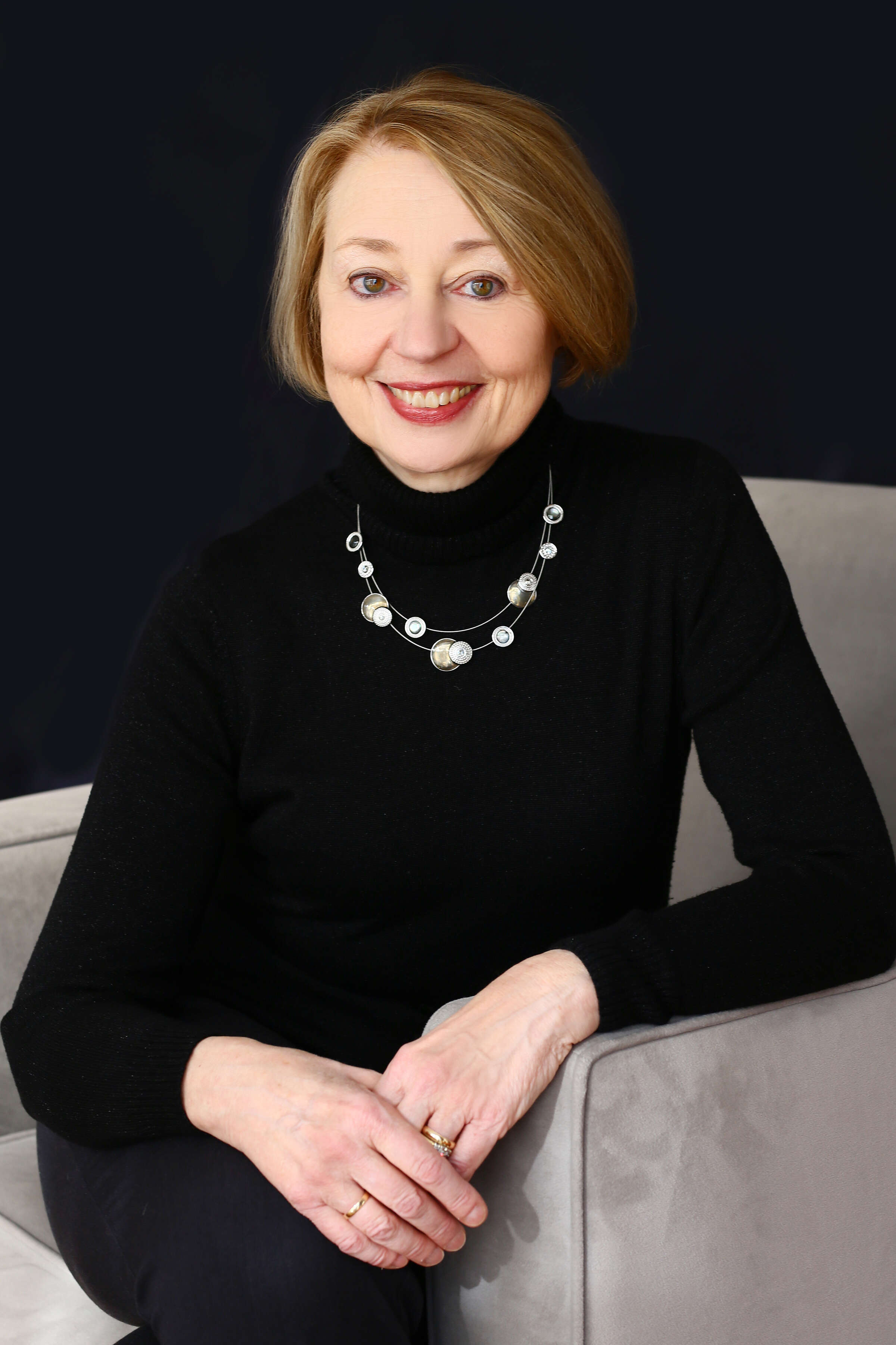 Dr. Hilary Apfelstadt